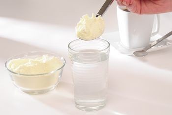 Сухое молоко растворяют в воде
