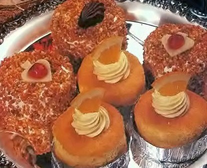 коньячные и апельсиновые пирожные