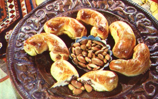 Трубочки с миндальной начинкой